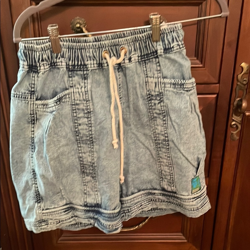 Blue Cargo Shorts with Elastic Waistband and Relaxed Fit